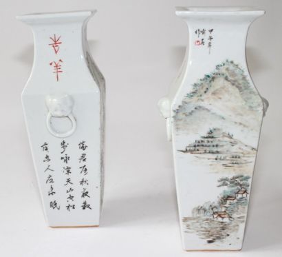 CHINE. Paire de vases à section carrée en porcelaine à d’oiseaux et de paysages....