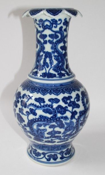 CHINE. Grand vase en porcelaine blanc bleue à haut col lobé en forme de lotus, à...