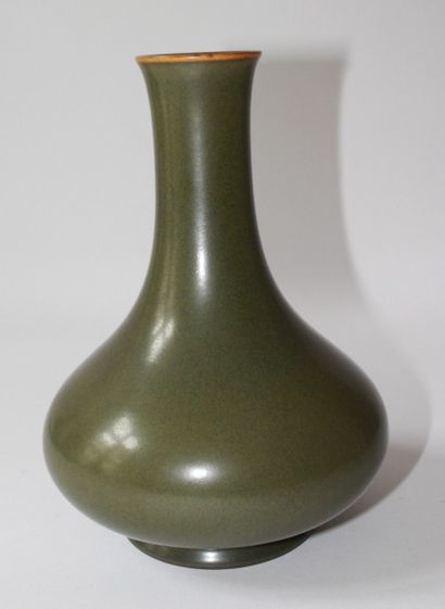CHINE. Vase soliflore en porcelaine verte. Cachet au fond. Haut. : 21 cm 