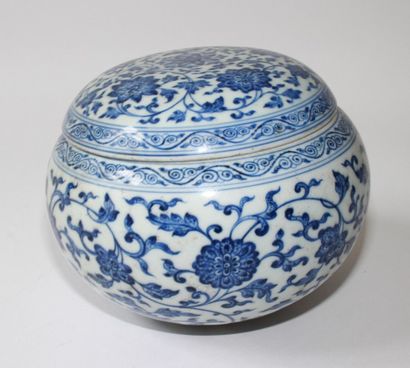CHINE. Boite de forme boule en porcelaine blanc bleu à décor de branches fleuries....