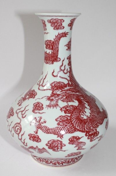 CHINE. Vase à haut col en porcelaine à décor de dragons et d’oiseaux rouges sur fond...