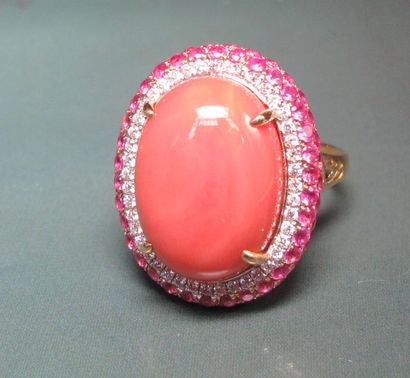 null Bague en or deux tons 750°/00 (tête d'aigle) sertie d'un corail ovale cabochon...