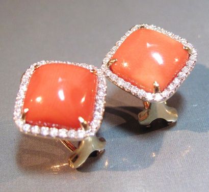 null Paire de boucles d'oreilles en or jaune 18 K serties de cabochons de corail...