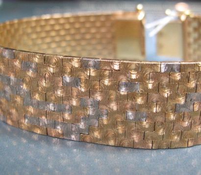 null Bracelet ruban en or trois couleurs 750°/00, à maille articulée façon passementerie....