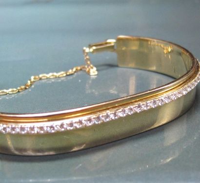 MESSICA Bracelet rigide en or jaune 750°/00 (tête d'aigle) serti de diamants taille...