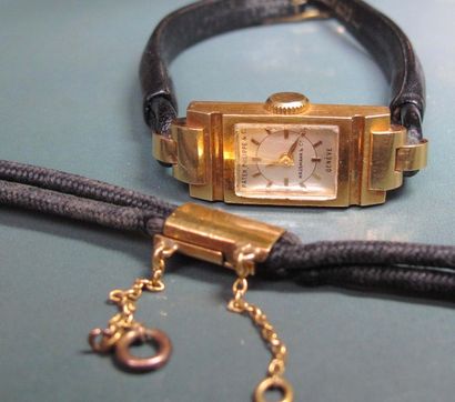 null Montre bracelet de dame à boitier rectangulaire en or jaune 750°/00 (Helvétia)....