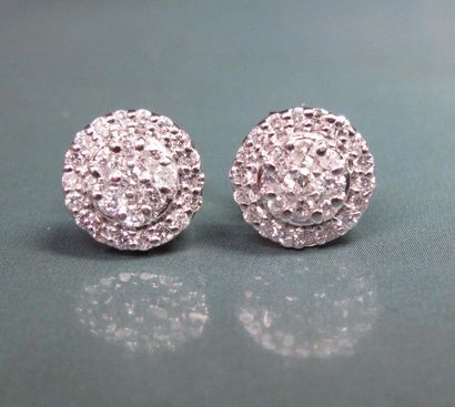 null Paire de boucles d'oreilles en or gris 750°/00, serties de diamants taille brillant....