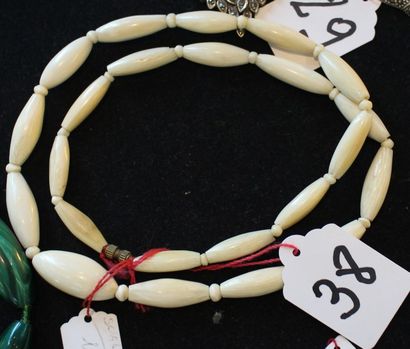 null 1 collier en perles d'ivoire oblongue