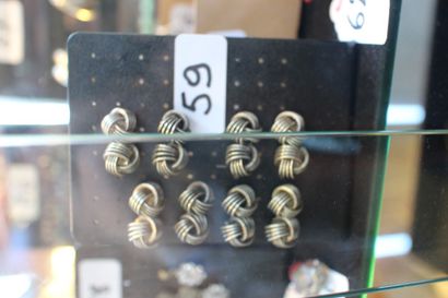 null 8 paires de boucles d'oreilles en métal en forme de nœuds .