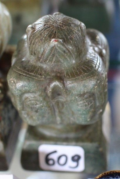 null 1 sceau en jade dont la préhension est formée de 4 visages de Bodhisattva (...