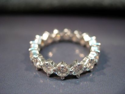 null Alliance en or gris sertie de diamants taille brillant en continu pour 2.50...