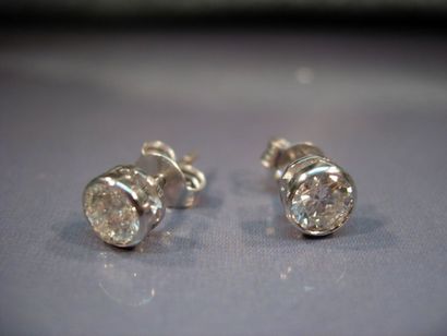null Paire de clous en or gris orné chacun d'un diamant taille brillant de 0.50 carats...