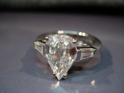 null Bague en or gris sertie d'un diamant poire de 2.26 carats couleur G pureté SI1,...