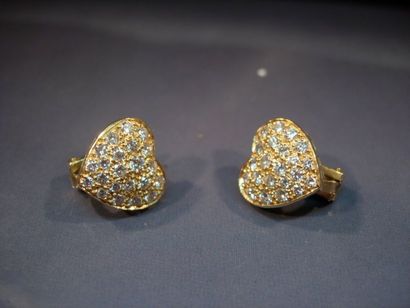 null Paire de boucles d'oreilles clips coeurs en or jaune pavées de diamants taille...