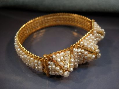 null Bracelet rigide en or jaune orné de semence de perles en pavage. Poids: 34....