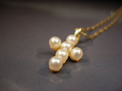 null Fine chaîne en or jaune maille fantaisie et crois en or jaune sertie de perles...