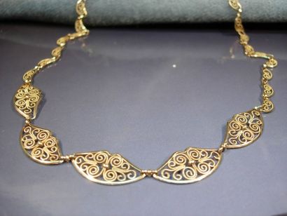 null Collier draperie en or jaune maillons demi lunes filigranés. Vers 1900. Poids:...