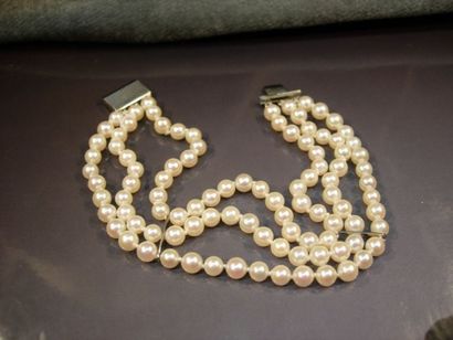 null Bracelet formé de trois rangs de perles de culture (Japon), barrettes et fermoir...