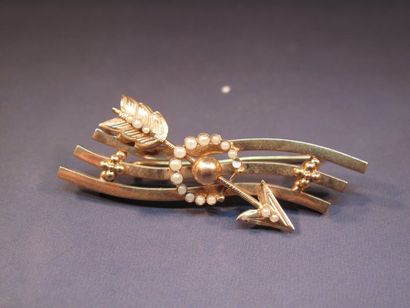 null Broche flèche en or jaune ornée de demi perles (manques). Vers 1900. Poids:...