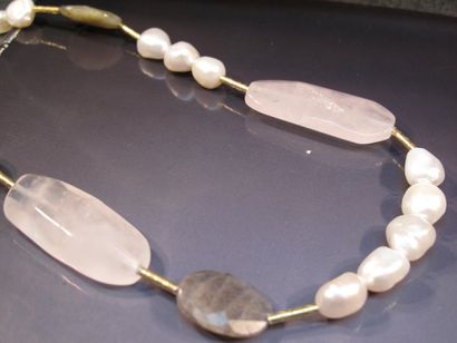 null Sautoir formé de perles de culture baroques, quartz rose, amazonite et labr...