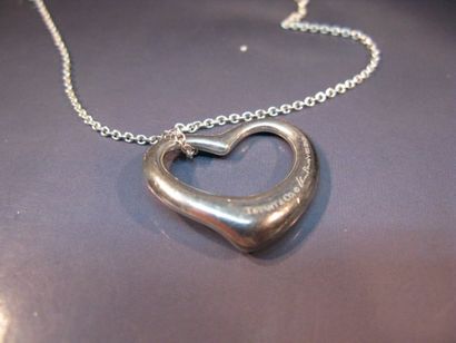 null TIFFANY & Co, pendentif coeur en argent, avec sa chaîne en argent maille jaseron....