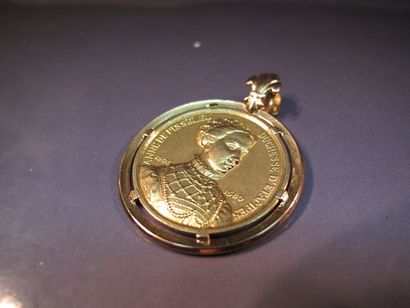 null Pendentif en or jaune orné d'une médaille. Poids: 13.70g