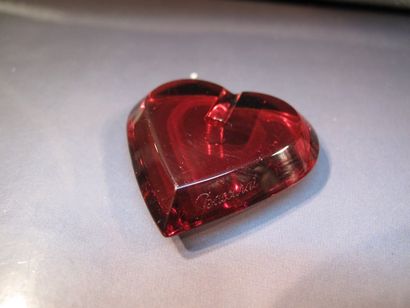 BACCARAT pendentif coeur en cristal rouge. Signé