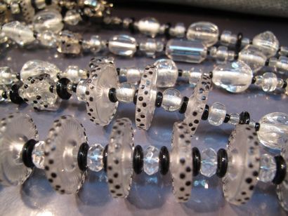 null Ensemble de bijoux formé de perles de verre et cristal facetté noir et blanc...