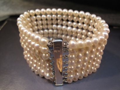 null Bracelet manchette formé de 8 rangs de perles de culture, fermoir argent