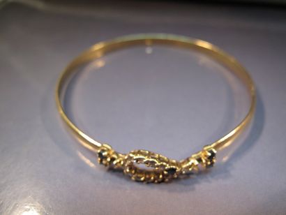 null Bracelet rigide en or jaune serti de petits diamants et saphirs (manque). Poids:...