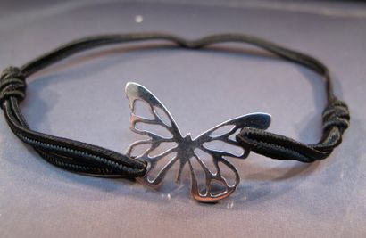 FLORENCE LAROCHAS, bracelet orné d'un papillon repercé en argent sur cordon de soie...