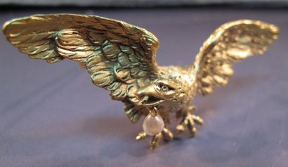 null Broche en or jaune ciselé représente un aigle aux ailes déployées, il porte...