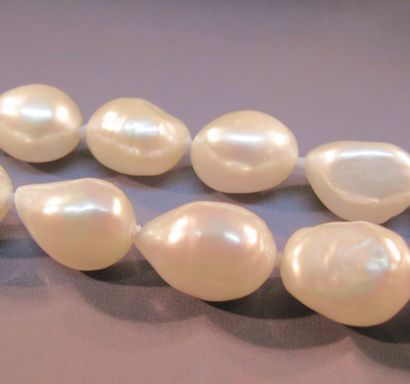 null Deux collier de perles de culture ovales formant sautoir