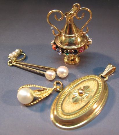 null Lot de quatre pendentifs et breloques en or sertis de perles de culture et petites...