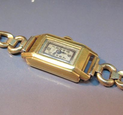 null Montre bracelet de dame à boîtier en or jaune. Vers 1930. Bracelet plaqué o...