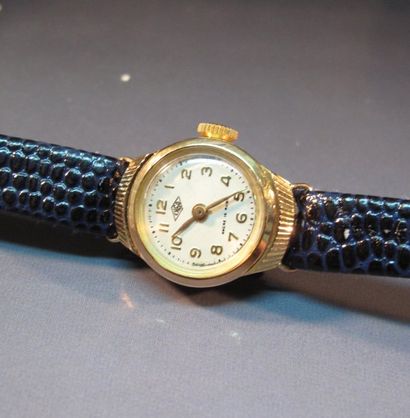 null Petite montre de dame à boîtier rond en or jaune sur bracelet cuir