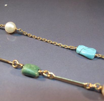null Collier et bracelet en or jaune ponctués de perles de culture et turquoises....