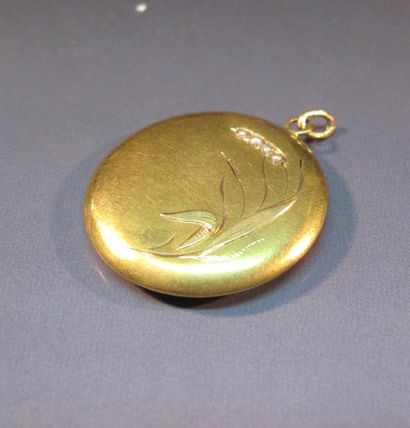 null Breloque en or jaune ornée de petites perles . Vers 1900. poids: 2.70g