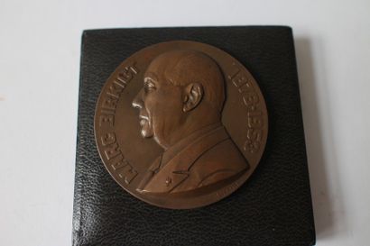 null HISPANO- SUIZA

 Médaille en bronze gravée par F. Bazin à l’effigie du directeur...