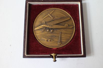 null AERO CLUB de CANNES

 Médaille en bronze gravée par J. HOLY. Vers 1925.

Diam ;...
