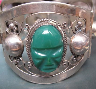   Bracelet manchette en argent 800, orné de masques verts , demi sphères et filigranes....