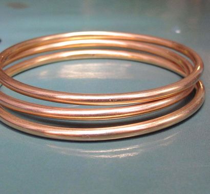  Trois bracelets joncs en or jaune 750°/00. 66.40 g