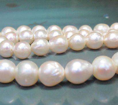   Rang de perles de culture baroques. Diamètre environ 6 à 8.5 mm. L : 51 cm
