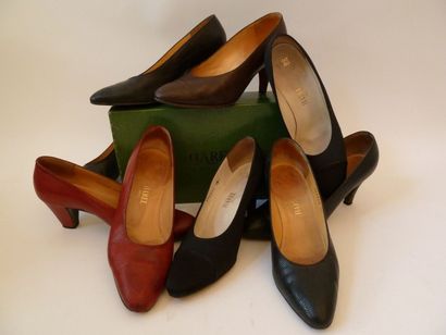 HAREL 5 Paires de souliers dont 4 en lézard et 1 en satin noir.
 T.37