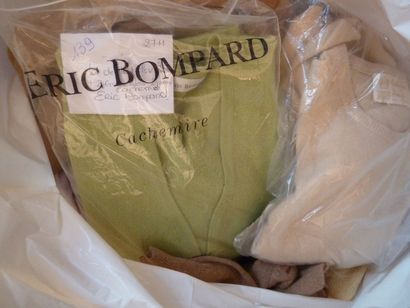 ERIC BOMPARD Un lot de 10 pulls et gilets et 2 ensemble 2 pièces en cachemire, Eric...