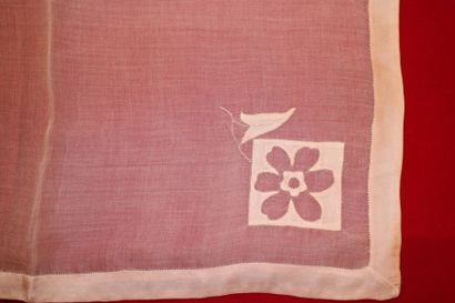 null Une nappe en organdi rose (taches et décolorations), applications de satin,...