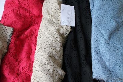 null Un lot de 6 métrages de dentelle de lin, coton et viscose, noir, rouge, ciel,...