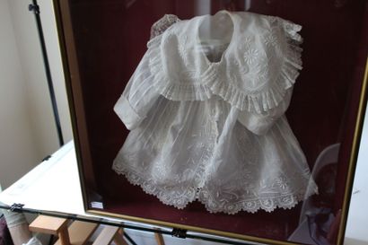 null Manteau de bébé en linon brodé de fleurs, bordé d'un volant d'Irlande et d'un...