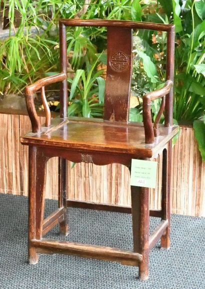 null 1 fauteuil en bois laqué brun/rouge (traces d'usage). Chine 19 éme siècle. Hauteur...