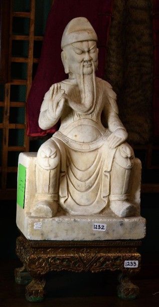null 1 statue en marbre blanc représentant un Luohan assis. Chine 19 éme siècle....